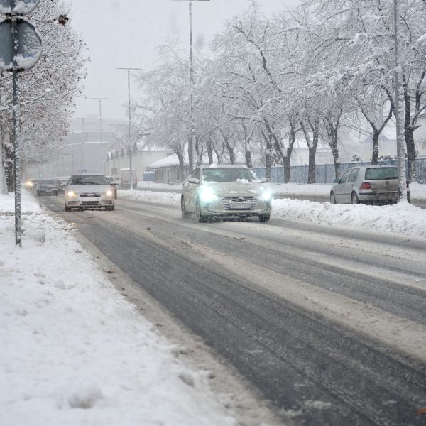 Snijeg se ne šali, tuzlanske ulice pod bijelim prekrivačem (Foto)