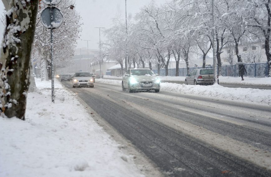 Snijeg se ne šali, tuzlanske ulice pod bijelim prekrivačem (Foto)