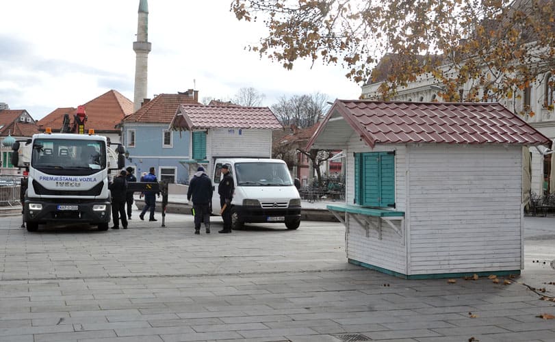 Na Trgu slobode u Tuzli počelo postavljanje montažnih kućica (Foto)