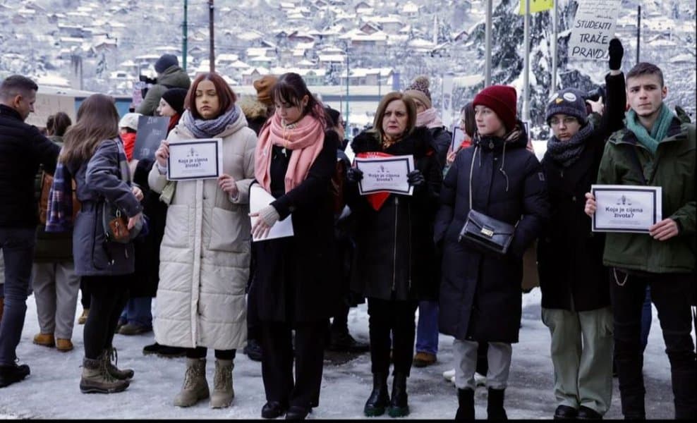 veoma mali odziv gradjana zabiljezen je na danasnjem protestu ispred vrhovnog suda fbih u sarajevu koji su organizovani rad drastičnog samnjena kazne eldinu hodzicu koji je ubio suprugu almu kadic