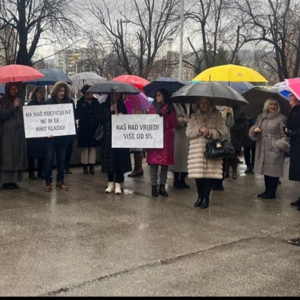 drzavni sluzbenici i namjestenici u pravosudju tk odrzali polusatni starjk upozorenja