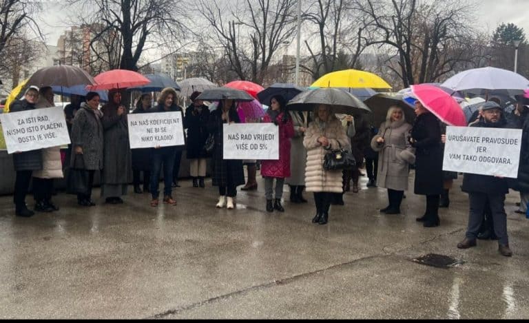 drzavni sluzbenici i namjestenici u pravosudju tk odrzali polusatni starjk upozorenja