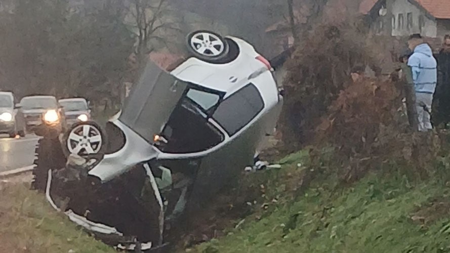 prilikom slijetanja automobila sa kolovoza kod kalesije povrijedjene dvoje osobe