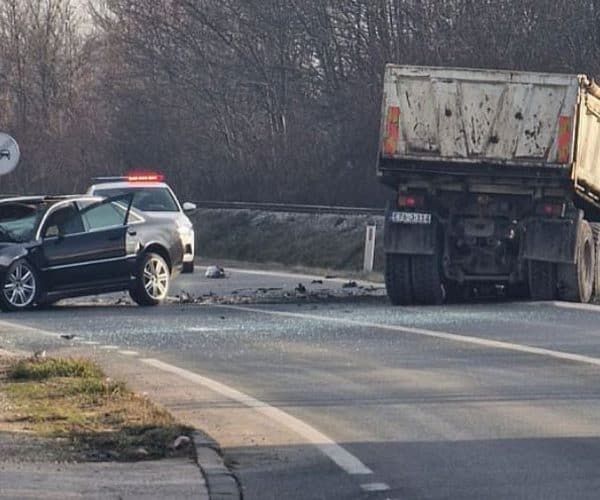 u teskoj nesreci koja se dogodila u mjestu maline kod zivinica sudarili suse kamion i automobil povrijedjena jedna osoba