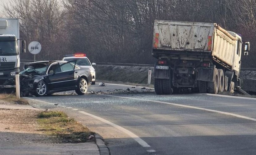 u teskoj nesreci koja se dogodila u mjestu maline kod zivinica sudarili suse kamion i automobil povrijedjena jedna osoba