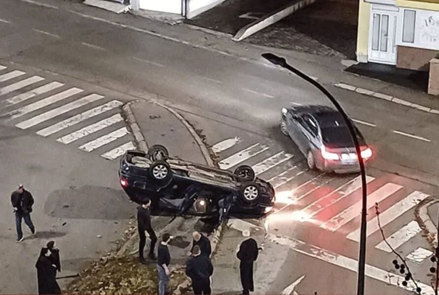 automobil sinoc zavrsio na krovu u banjaluci vozaca izvlacili vatrogasci