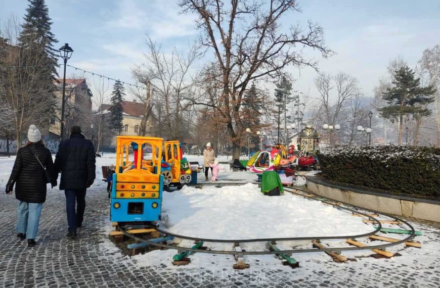 Nedjelja u Tuzli: Prošla Nova godina, prolaznika malo na ulicama, pa i djece na ‘igračkama’ (Foto/Video)