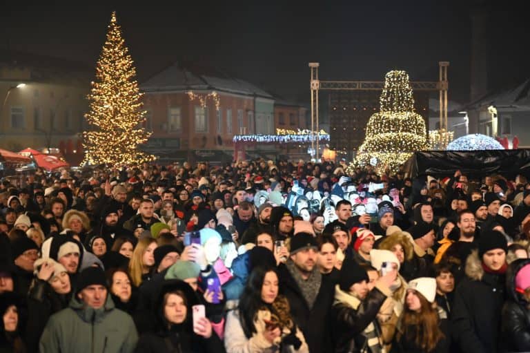 na doceku nove godine na trgu slobode u tuzli bilo prisutno preko 10 hiljada ljudi