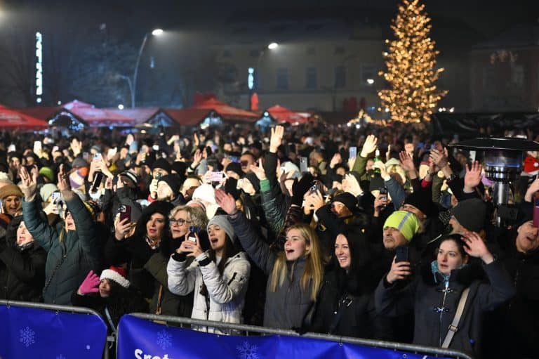 vise hiljada tuzlaka u novu godinu uslo uz hjitove crvene jabuke na trgu slobode