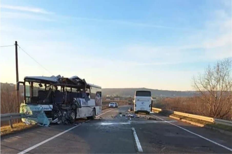 u sudaru dva autobusa kod beograda poginule 2 osobe a 20 povrijedjeno