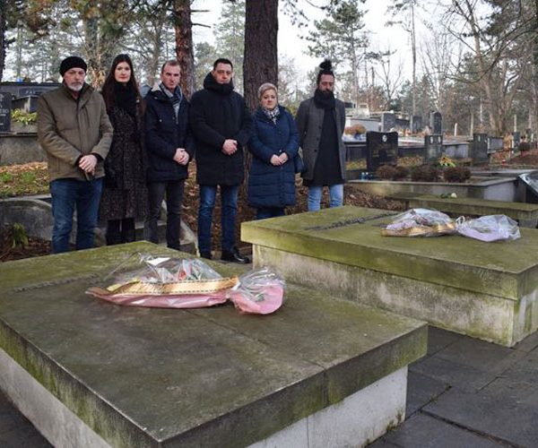 povodom godisnjice smrti ismeta mujezinovica delegacija centra za kulturu tuzla polizila cvijece na njegov i grob njegove supruge