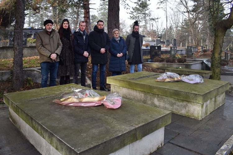 povodom godisnjice smrti ismeta mujezinovica delegacija centra za kulturu tuzla polizila cvijece na njegov i grob njegove supruge