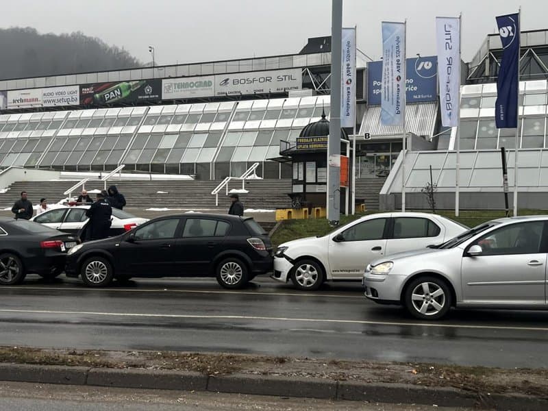 u lancanom sudaru koji se dogodio na juznoj magistrali u blizini dvorane mejdan ucestvovala cetiri automobila