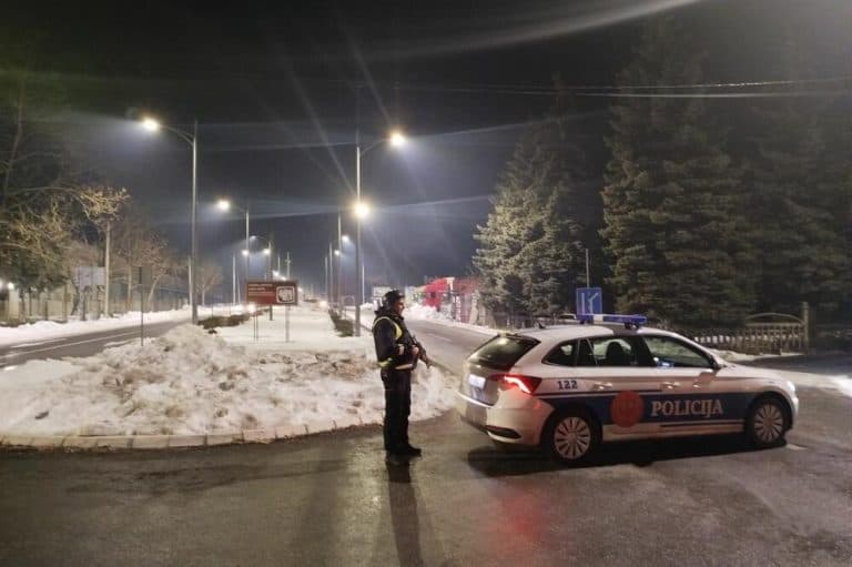 u masovnom zlocinu na cetinju ubijeno 12 osoba napadac nakon sto ga je opkkolila policija pucao sebi u glavu i preminuo na putu do bolnice