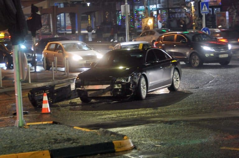 na improvizovanom kruznom toku na brcanskoj malti doslo do sudara dva automobila iz mupa potvrdjeno da ima povrijedjenih osoba