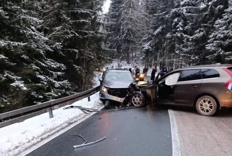 u sudaru dva automobila na nisickoj visoravni kod sarajeva povrijedjena jedna osoba na vozilima pricinjena velika materijalna steta