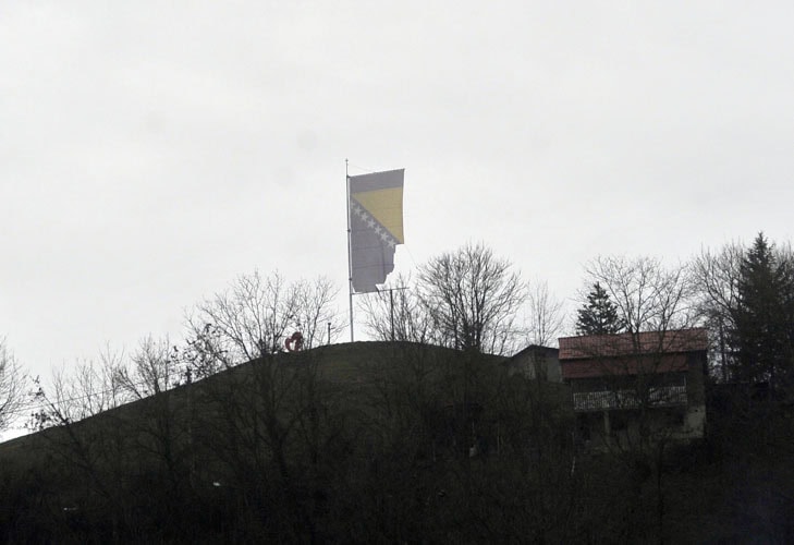 ostecena zastava bih koja je u aprilu prosle godine postavljena navidikovac brda kicelj iznad zapadnog dijela grada tuzla