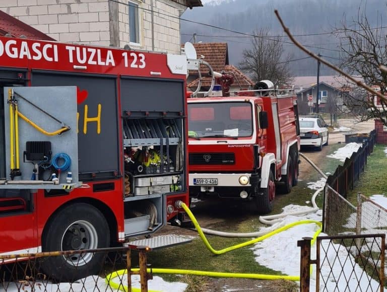 u pozaru koji je jutros izbio na jednoj od kuca u tuzlanskom naselju mihatovici smrtno je stradala zenska osoba