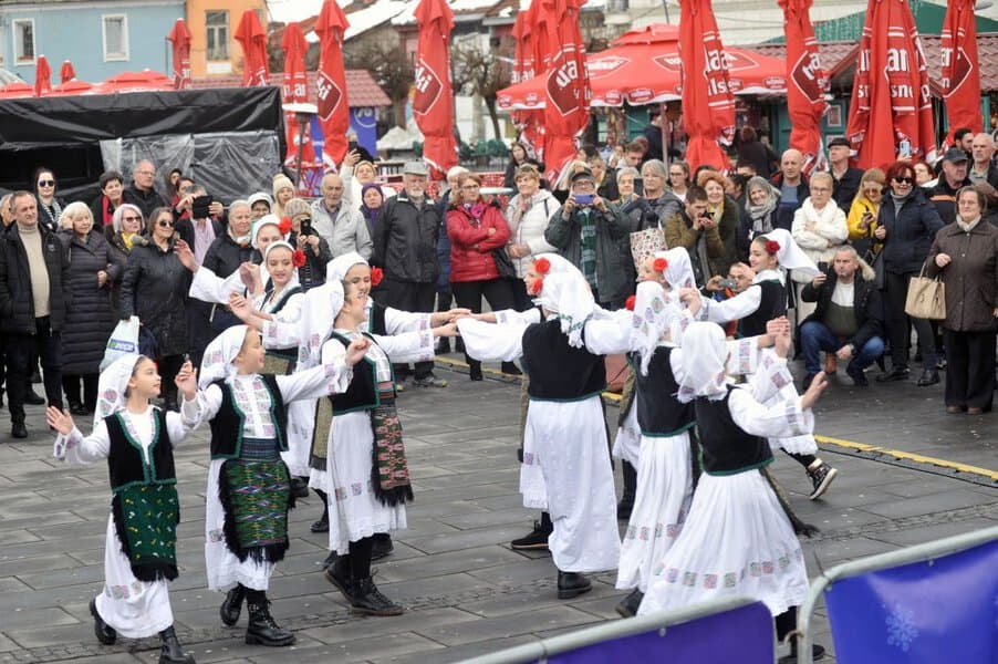 na trgu slobode u tuzli uprilicen kilturno-zabavni program povodom pravoslavnog bozica