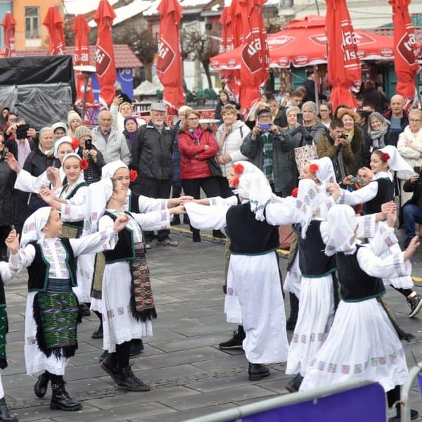 na trgu slobode u tuzli uprilicen kilturno-zabavni program povodom pravoslavnog bozica