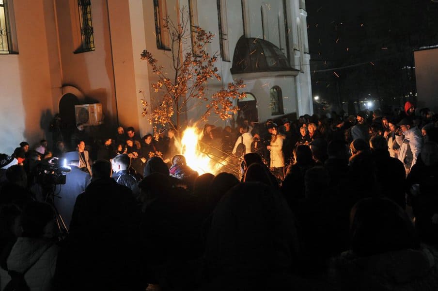 uoci pravoslavnog bozica na badnje vece u dvoristu pravoslavne crkve u tuzli zapaljen badnjak