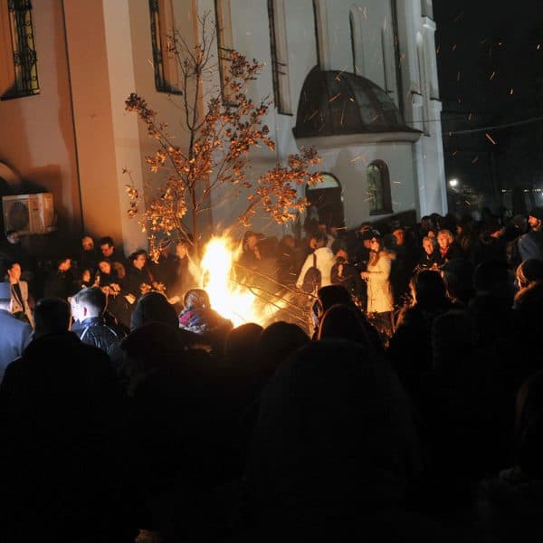 Paljenjem Badnjaka u dvorištu pravoslavne crkve u Tuzli najavljen dolazak Božića (Foto)