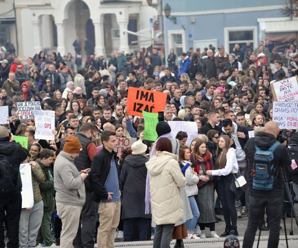 veliki broj mlkadih okupio se danas na na trgu slobode u tuzli kako bi negodovali na poskupljenje karata javnog prevoza u tuzlanskom kantonu