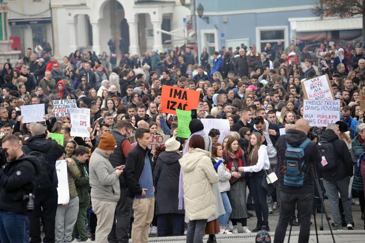 veliki broj mlkadih okupio se danas na na trgu slobode u tuzli kako bi negodovali na poskupljenje karata javnog prevoza u tuzlanskom kantonu