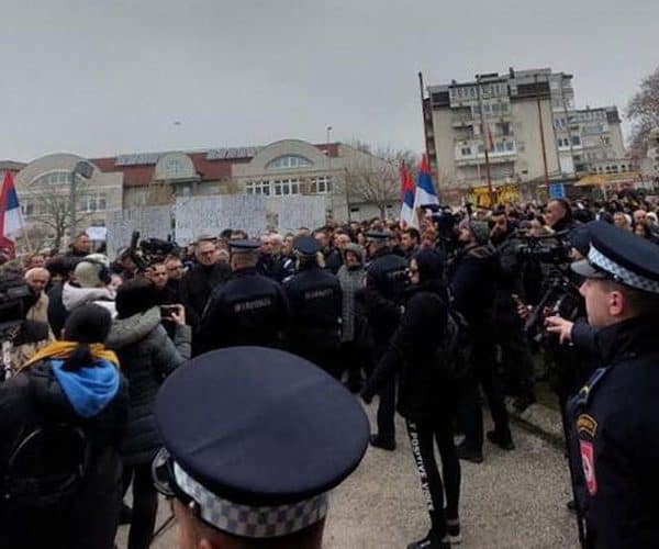 ispred policijske uprave u bijeljini jutros su se okupili najbliza rodbina politicki saradanici i veliki broj gradjana koji protestuju radi hapsenja gradonacelnika ljubise petrovica