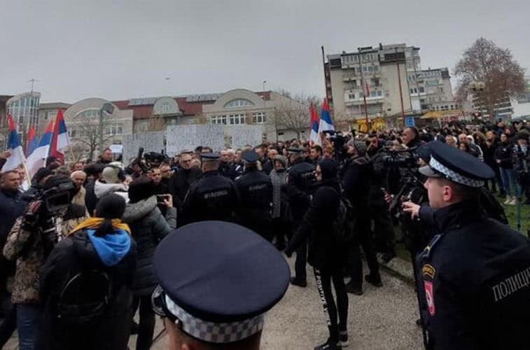 ispred policijske uprave u bijeljini jutros su se okupili najbliza rodbina politicki saradanici i veliki broj gradjana koji protestuju radi hapsenja gradonacelnika ljubise petrovica