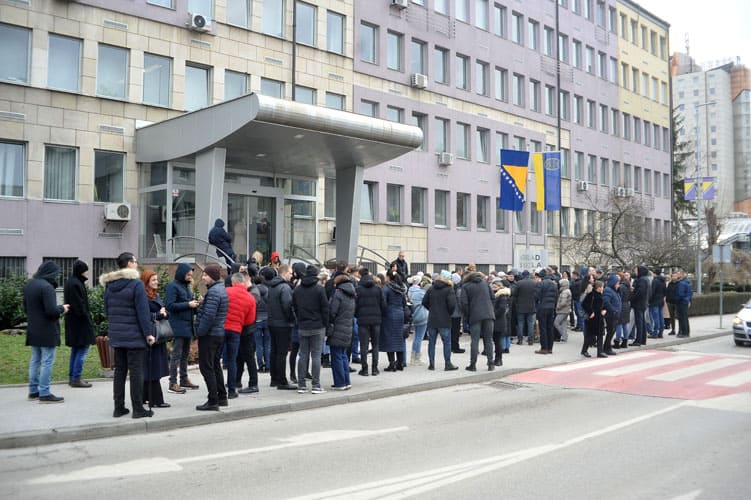 kupci stanova u naselju oaza koji na useljenje u svoje uredno placene domove cekaju preko godinu dana osrzali su mirni protest pred gradskom upravom tuzla