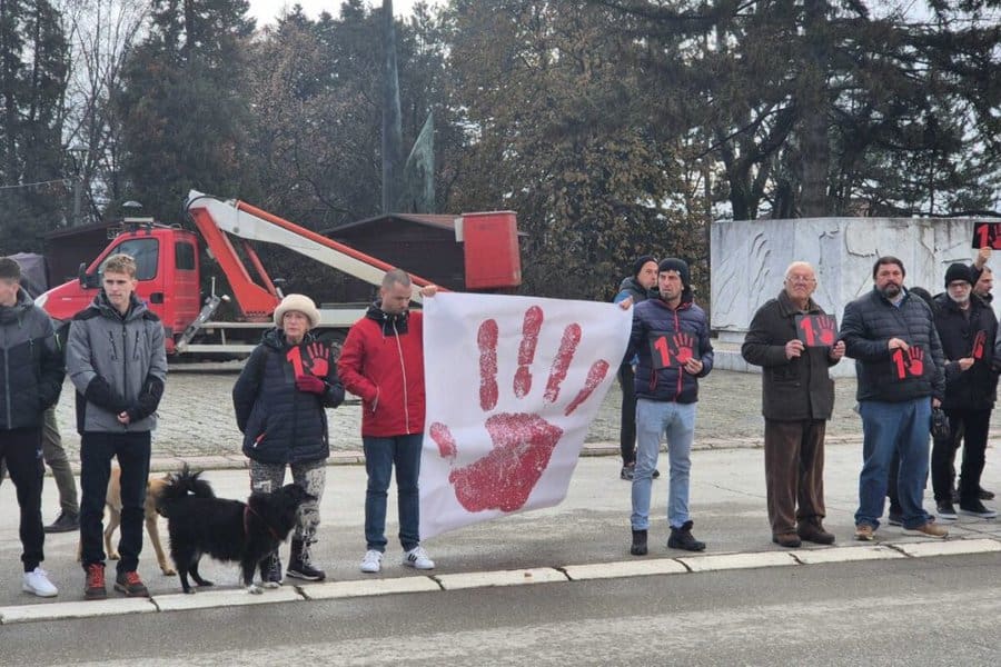 studenti kod pravnog fakulteta u beogradu blokirali saobracajnicu tokom iskazivanja pocasti stradalim na zeljeznickoj stanici u novom sadu