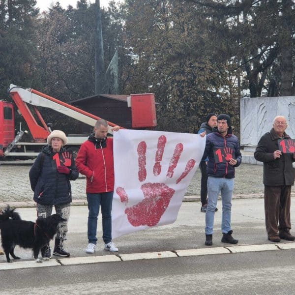 studenti kod pravnog fakulteta u beogradu blokirali saobracajnicu tokom iskazivanja pocasti stradalim na zeljeznickoj stanici u novom sadu