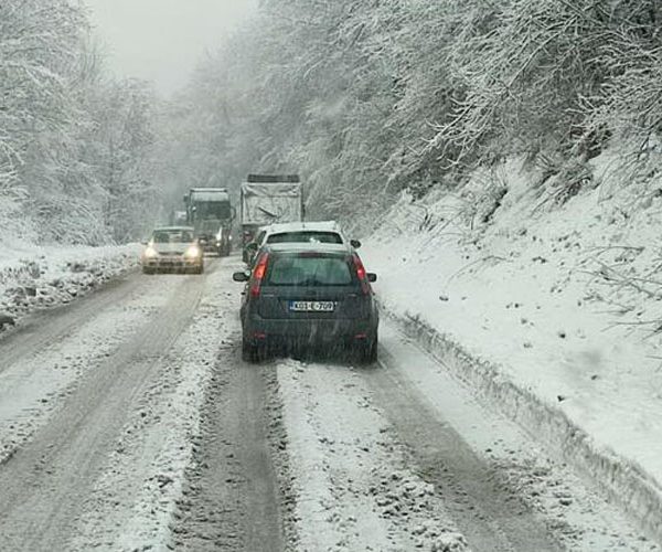 intenzivne snijezne padavine prave probleme u saobracaju na podrucju sanskog mosta