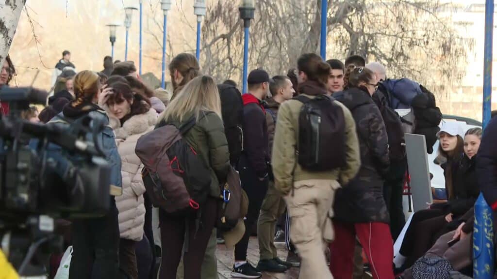studenti iz beograda odlucili su da pjeske krenu ka novom sadu i podrze kolege u blokadi tri most povodom tri mjeseca od pogibije 15 osoba na zeljeznickoj stanici