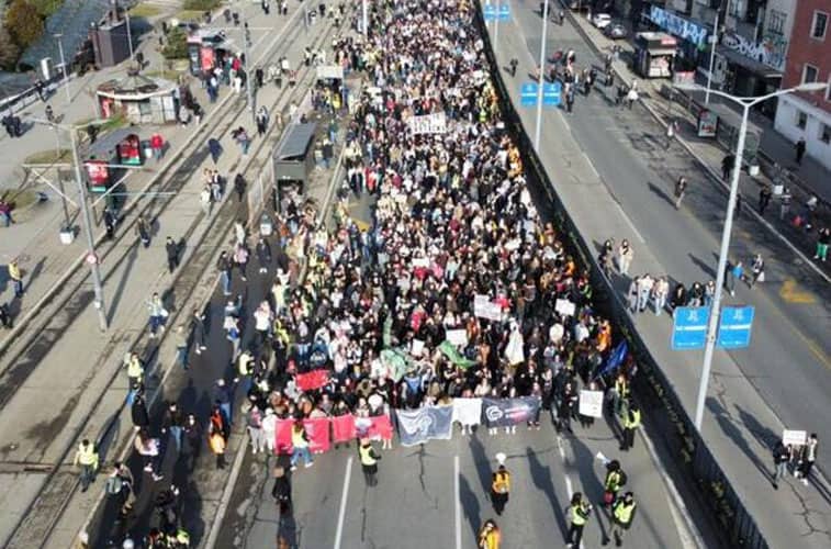 studenti poceli sa blokadom jednog od najvecih autocvoriste u beogradu
