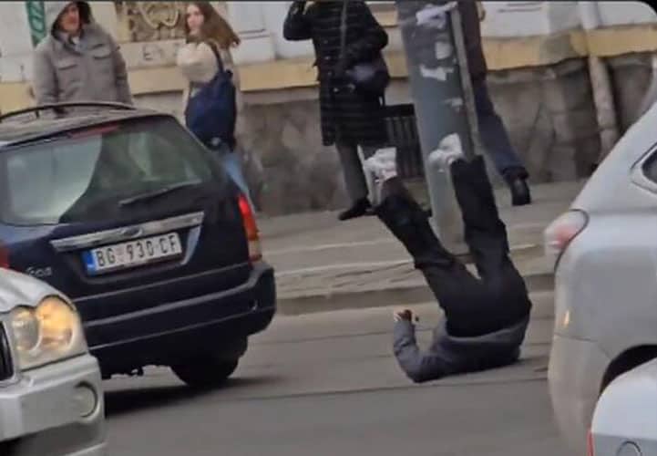 muskarac je automobilom pokosio studenticu koja je stajala na trotoaru tokom protesta u beogradu