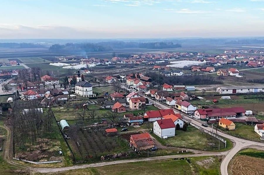 bijeljinska policija potvrdila je infot,aciju da je u vikendici u selu crnjelovo kod bijeljine pronadjeno bezivotno tijelo a d je vikendica okruzema ,minama