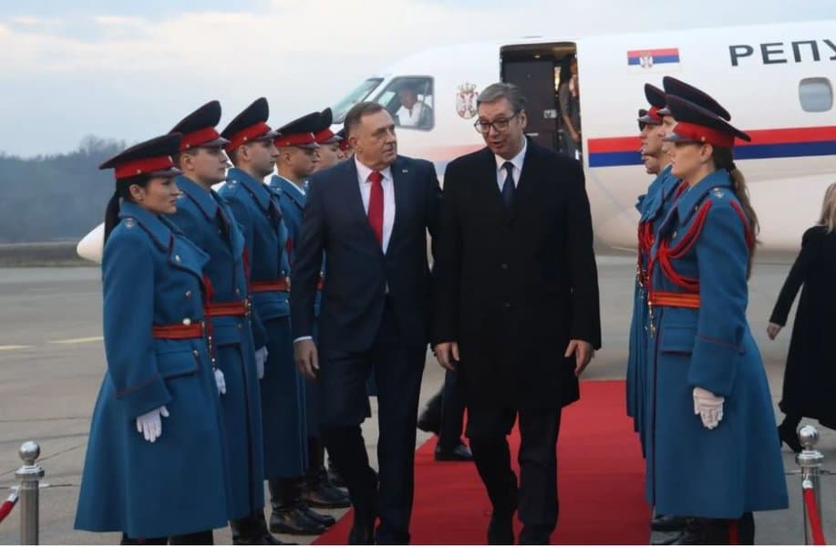 predsjednik srbije ačeksandar vucic doputovao u banja luku gdje ga je na aerodromz docekao predsjednik rs milorad dodik
