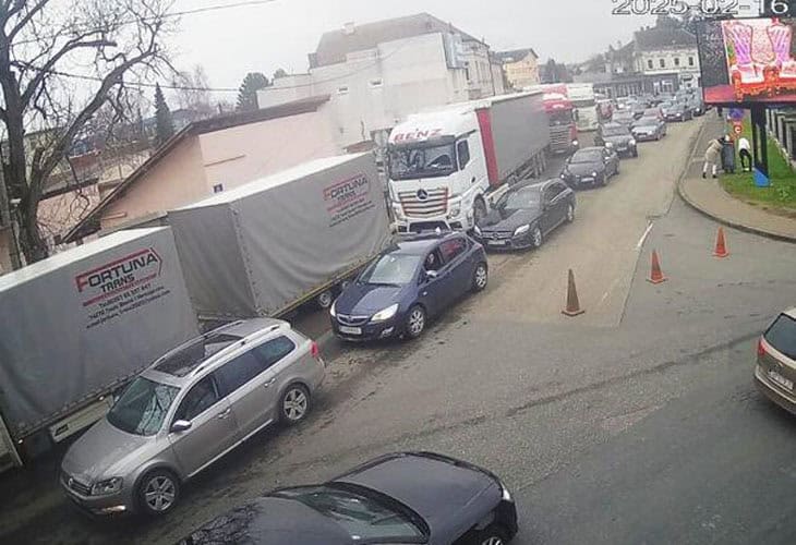 na vecini granicnih prelaza na izlazu iz bih formirane velike kolone vozila