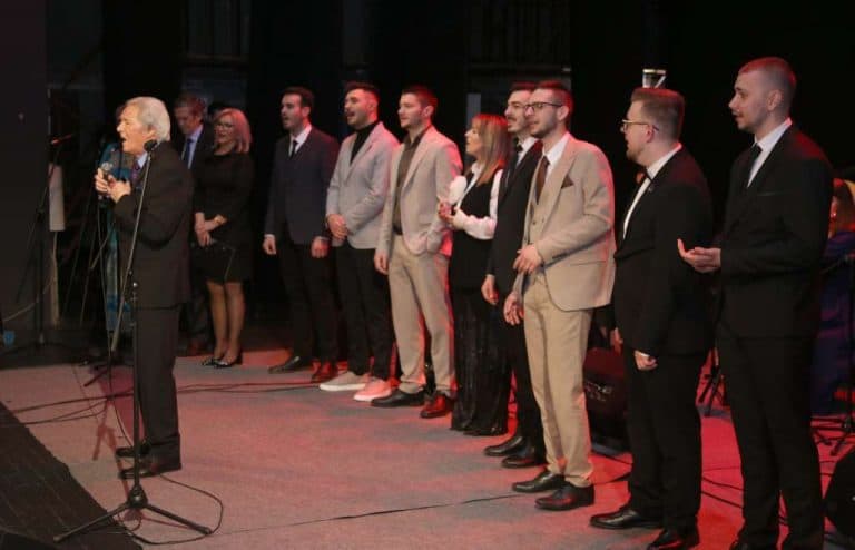 mladi izvodjaci sevdalinki sinoc su u bkc tuzla odrzali koncert posvecen legendi tuzlanske muzicke scene nedzadu salkovicu