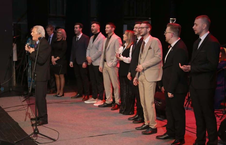 mladi izvodjaci sevdalinki sinoc su u bkc tuzla odrzali koncert posvecen legendi tuzlanske muzicke scene nedzadu salkovicu