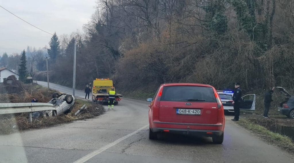 vozac automobila je u ulici zvonka cerica na putu husino - miladije izgubio kontrolu nad vozilom i sletio sa kolovoza jedna osoba povrijedjena