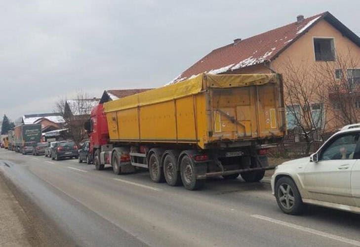 u teskoj saobracajnoj nesreci gdje je doslo do sudara kamiona i automobila smrtno je stradala suvozacica iz automobila dok je vozac prevezen u dobojsku bolnicu