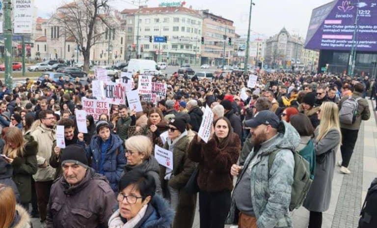 nekoliko stotina studenata i gradjana okupili se na protestu ispred zgrade parlamenta bih u sarajevu trazeci da se preuzme odgovornost i ubrza istraga povodom stradalih u razornim poplavama u jablanici i drugim mjestima
