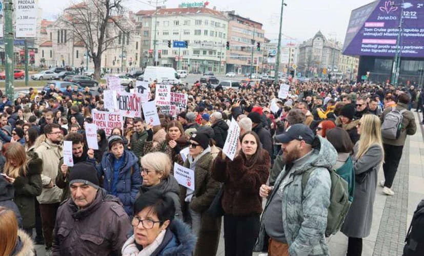nekoliko stotina studenata i gradjana okupili se na protestu ispred zgrade parlamenta bih u sarajevu trazeci da se preuzme odgovornost i ubrza istraga povodom stradalih u razornim poplavama u jablanici i drugim mjestima