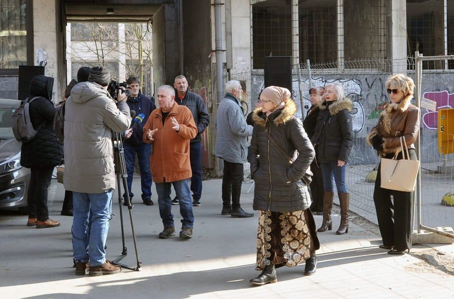 predstavnici sindikata solidarnosti opkupili su se ispred zgrade sodaso kako bi obiljezili godisnjicu februarskih demonstracija iz 2014 godine