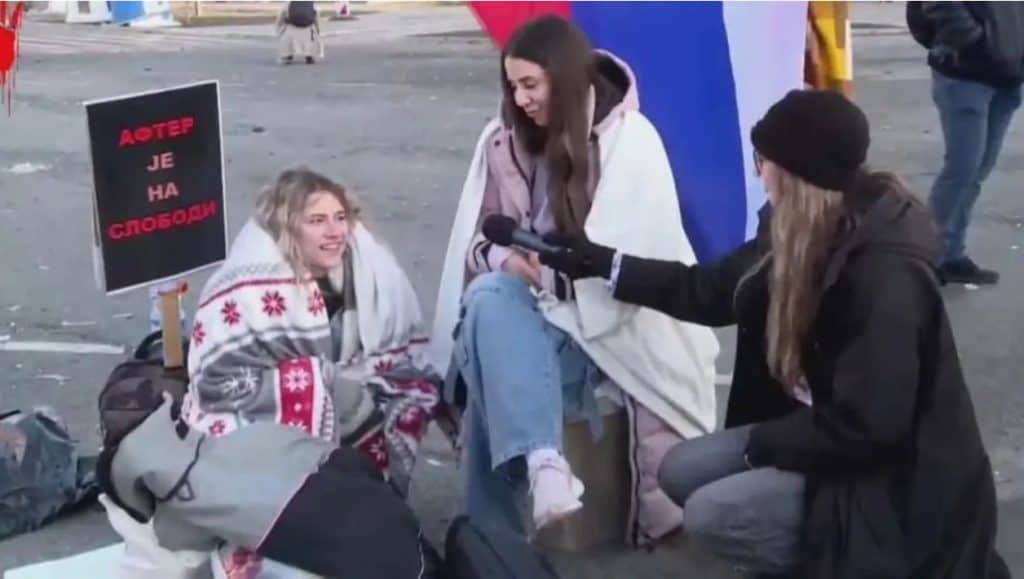 studenti su u novom sadu proveli noc na blokadi mosta slobode koja ce trahjati danas do 15 h