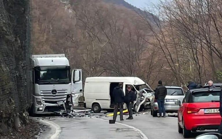 na putu srednje - olovo doslo do zestkog sudara kamiona i kombija pricinjena velika materijalna steta srecom nije bilo povrijedjenih