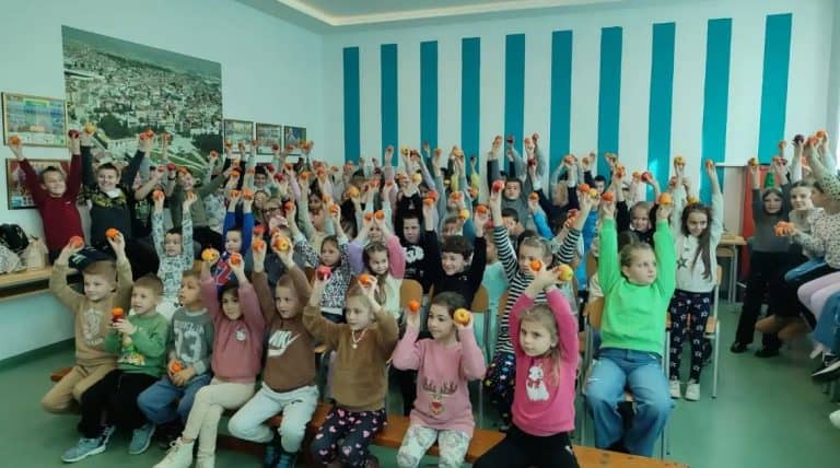 ucenice os os kiseljak 1 bilalovac i njihove mame donirale kosu djeci oboljeloj od raka